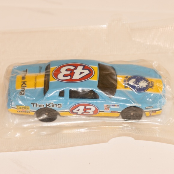 1:64 Scale Die Cast General Mills/Hotwheels Salute To Richard Petty #43 Toy Cars - Picture 2 of 7